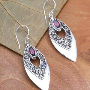 🌺 🌺 🌺 Silvery Leaf-Shaped  Heart Earrings With Red Rhinestone Insets